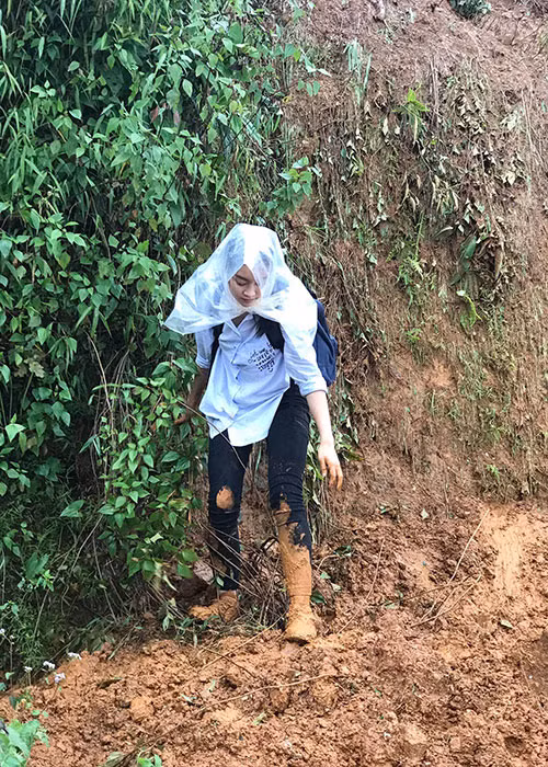 Trong 2 năm nhiệm kỳ, Đỗ Mỹ Linh ghi điểm với nhiều dự án nhân ái. Đáng chú nhất là dự án "Cõng điện lên bản" mà cô thực hiện trong cuộc thi Hoa hậu Thế giới 2017. Ảnh: FBNV