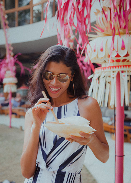 Trang Lạ đi thăm nhiều thắng cảnh ở Bali và đặc biệt yêu thích những bãi biển.