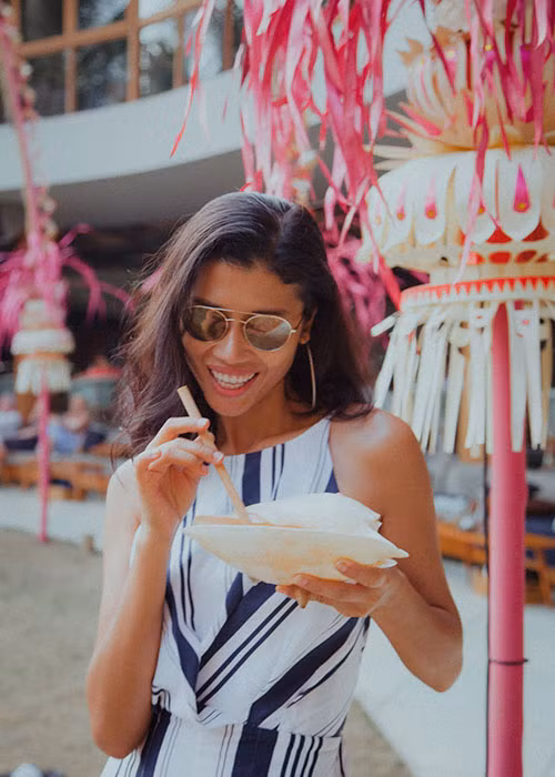 Trang Lạ đi thăm nhiều thắng cảnh ở Bali và đặc biệt yêu thích những bãi biển.