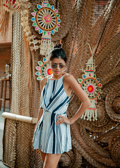 Nữ người mẫu cảm thấy thư giãn, lấy lại sự cân bằng sau những ngày tháng làm việc bộn bề khi ngắm nhìn biển và nghe tiếng sóng vỗ, thưởng thức một ly cocktail do người bản địa pha chế.