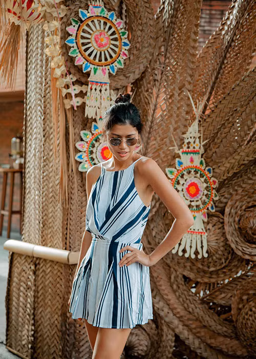 Nữ người mẫu cảm thấy thư giãn, lấy lại sự cân bằng sau những ngày tháng làm việc bộn bề khi ngắm nhìn biển và nghe tiếng sóng vỗ, thưởng thức một ly cocktail do người bản địa pha chế.