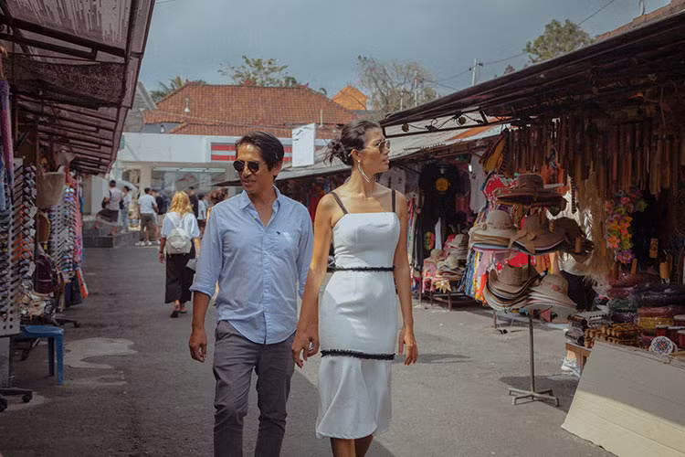 Ông xã của Trang Lạ có hai con riêng với người vợ đầu. Cả hai người con đều đã lớn và có vẻ ngoài điển trai.