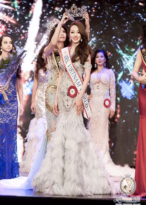 Năm 2017, ban tổ chức cuộc thi Hoa hậu Quý bà Việt Nam tước danh hiệu hoa hậu của Nguyễn Thị Bảo Ngọc với lý do không tuân thủ, vi phạm những điều lệ đã ký kết. Ảnh: Laodong