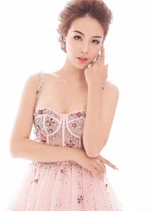 Bảo Ngọc khẳng định cô không làm điều gì sai phạm với hợp đồng. Không chỉ tố ngược ban tổ chức, cô còn quyết định trả lại danh hiệu. Ảnh: Laodong