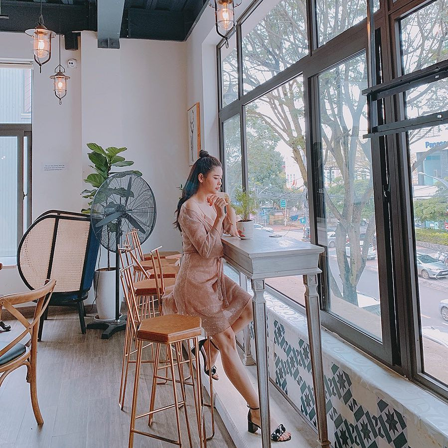 Trương Quỳnh Anh bình yên thư giãn ngắm đường phố.