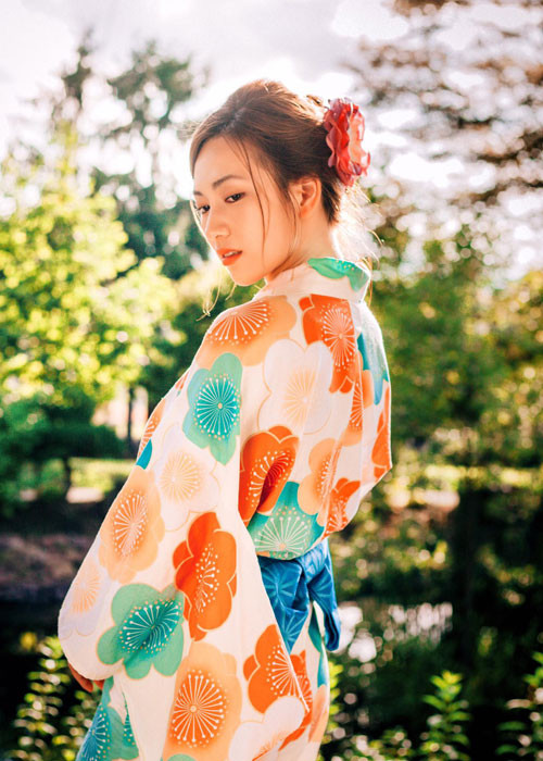 Diện trang phục truyền thống của người phụ nữ Nhật Bảo, Anh Đào gây mê người đối diện.