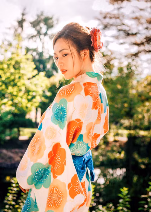 Diện trang phục truyền thống của người phụ nữ Nhật Bảo, Anh Đào gây mê người đối diện.