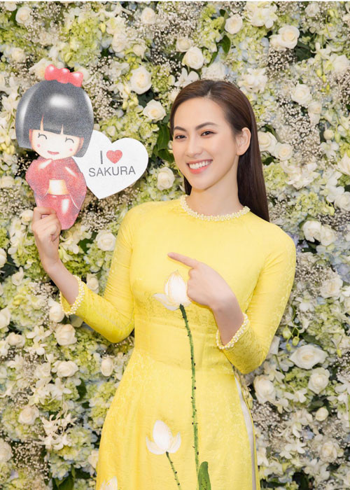 Hình ảnh nữ diễn viên phim "Chàng vợ của em" dịu dàng trong tà áo dài.