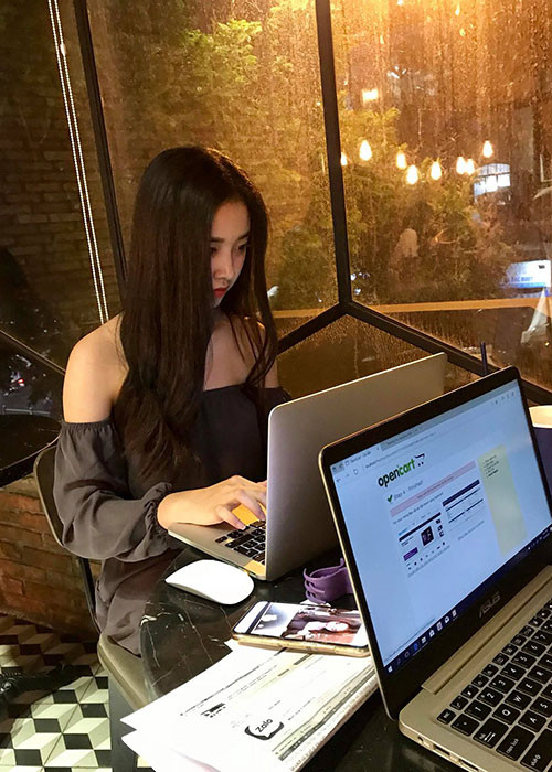 Diện áo trễ vai đi chơi, Thúy An xinh đẹp, trẻ trung. Ảnh: FBNV