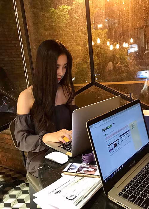 Diện áo trễ vai đi chơi, Thúy An xinh đẹp, trẻ trung. Ảnh: FBNV