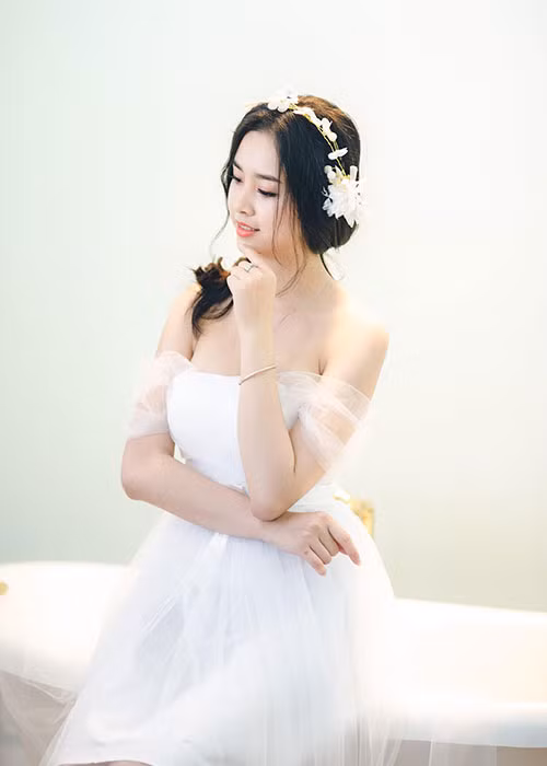 Hình ảnh Á hậu Thúy An khoe vai trần quyến rũ, gương mặt như búp bê. Ảnh: FBNV