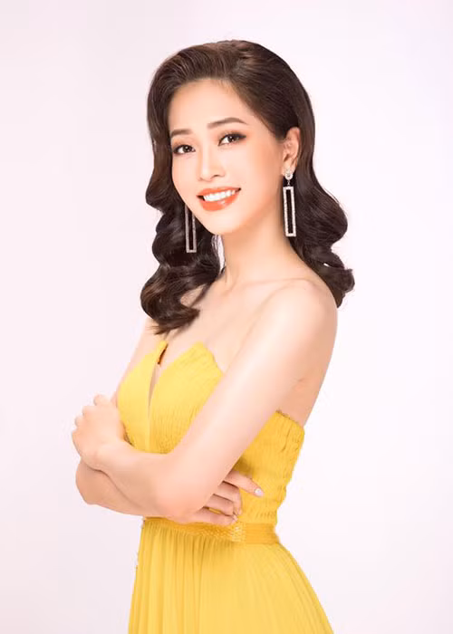 Hình ảnh Phương Nga khoe vai trần gợi cảm trong bộ đầm cúp ngực. Ảnh: Lê Chí Linh