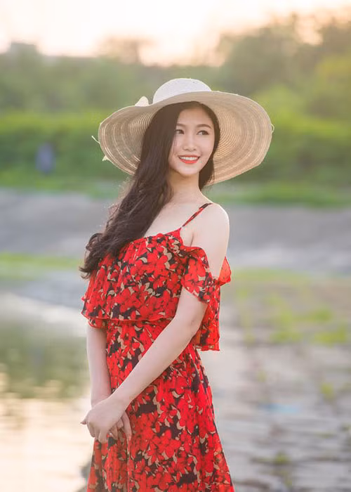 Hình ảnh Ngọc Bích khoe vai trần gợi cảm với váy 2 dây.