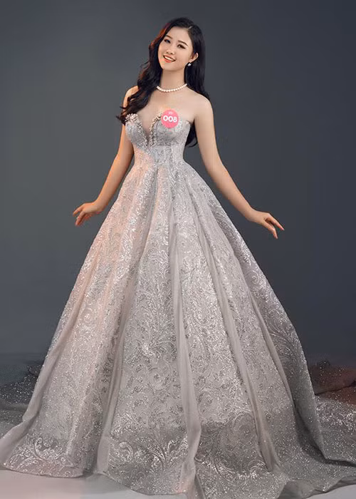 Ngọc Bích sinh ra trong một gia đình thuần nông. Khi còn nhỏ, vì điều kiện gia đình, cô từng đi chặt cọ và làm phụ hồ cùng bố vào thời gian rảnh rỗi.