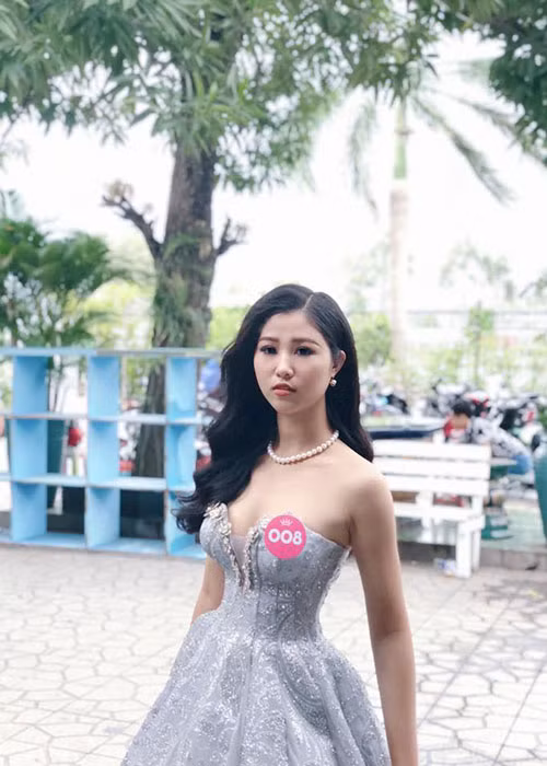 Ngọc Bích từng tham gia cuộc thi Hoa hậu Đại dương 2017. Vì không biết đi giày cao gót nên nữ sinh 9X quyết định đi chân trần, để mặt mộc khi đến dự thi.