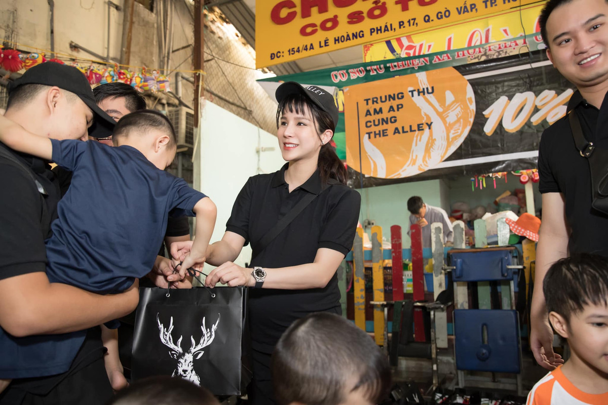 Diệp Lâm Anh trao quà Trung thu cho các em nhỏ có hoàn cảnh thiếu may mắn.