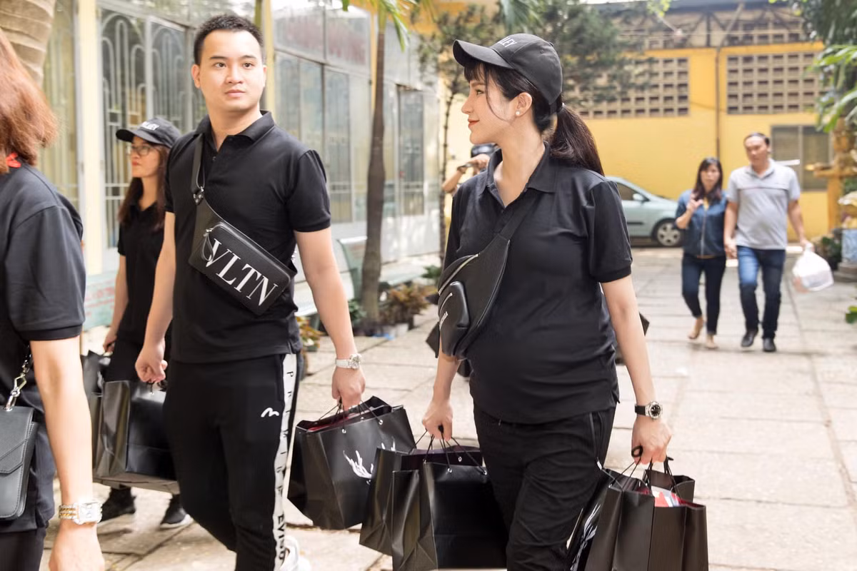 Diệp Lâm Anh có tiếng là "đại gia ngầm" trong showbiz với một gia sản lớn, cô kết hôn với chồng giàu có vào tháng 5 vừa qua.