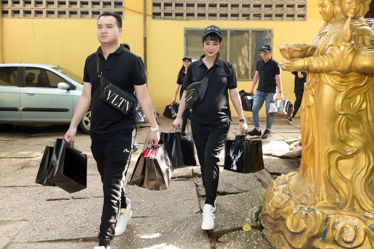 Cô tự tay xách quà đi làm từ thiện.