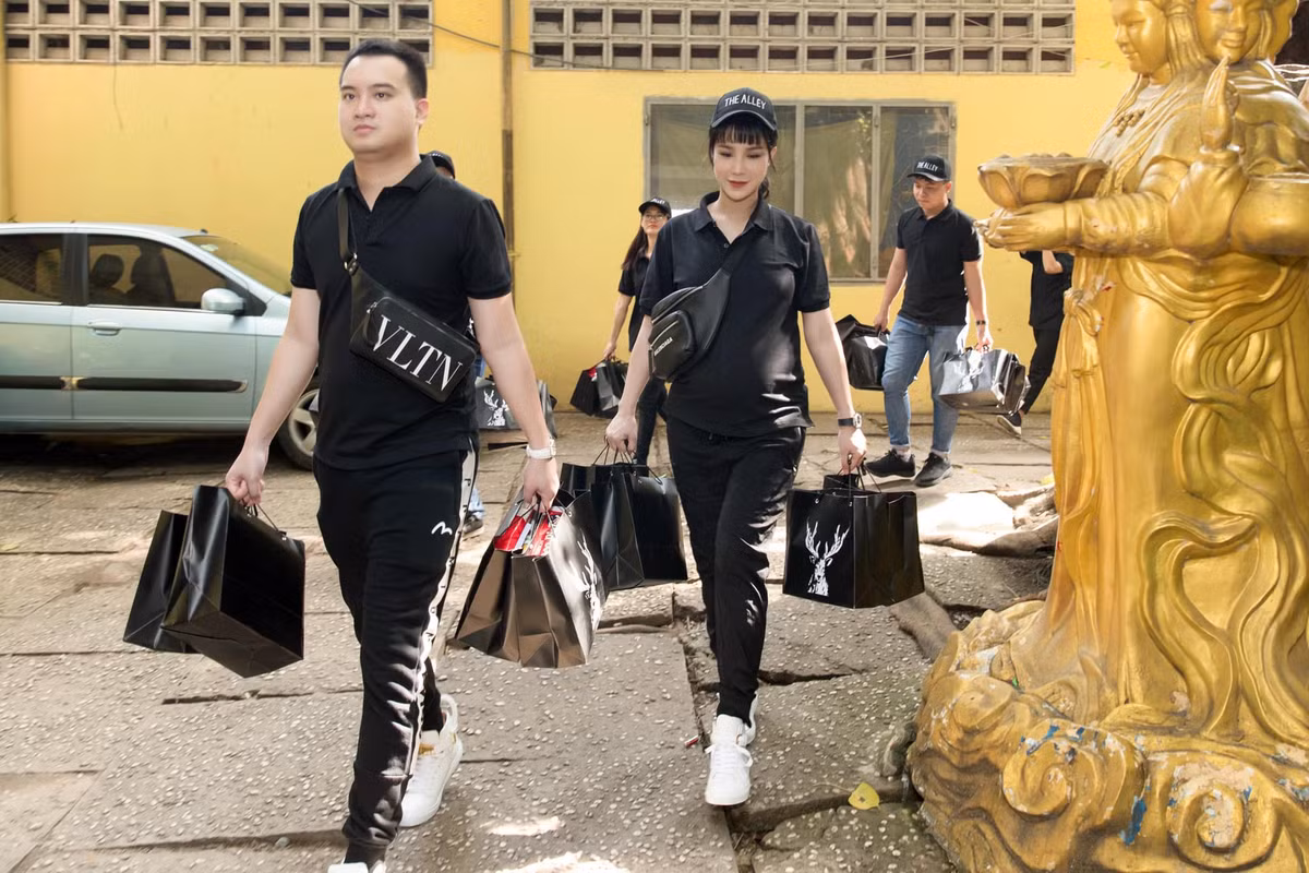 Cô tự tay xách quà đi làm từ thiện.