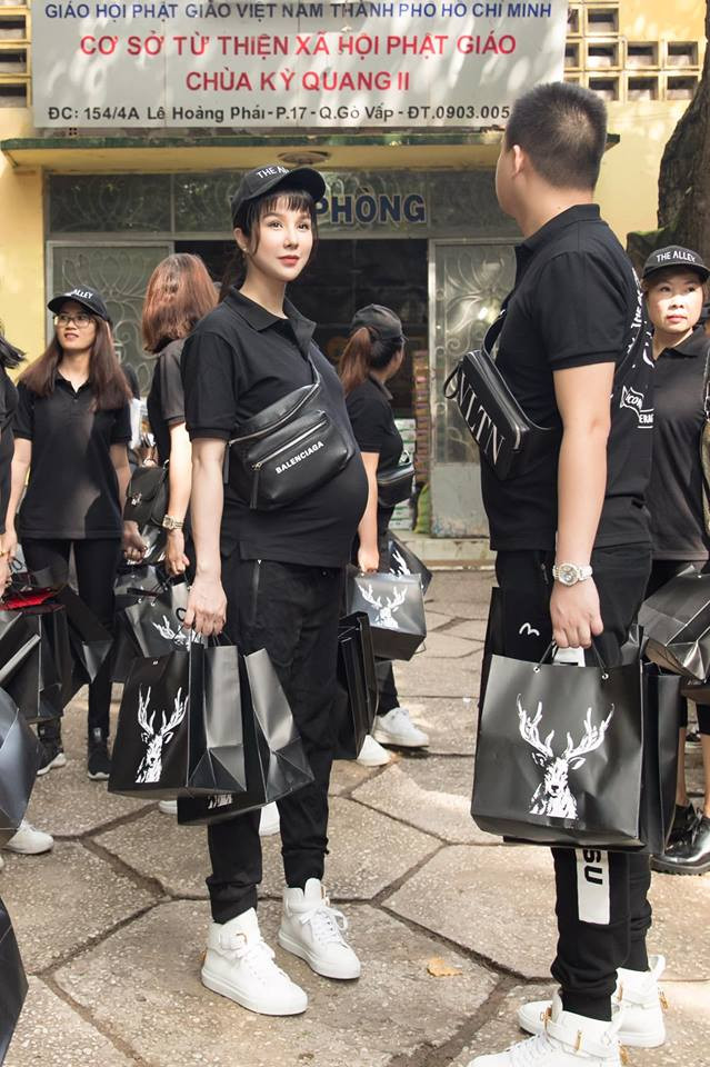 Đang mang thai ở tháng thứ 8, bụng đã nhô cao nhưng Diệp Lâm Anh vẫn xinh đẹp, phong thái nhanh nhẹn.