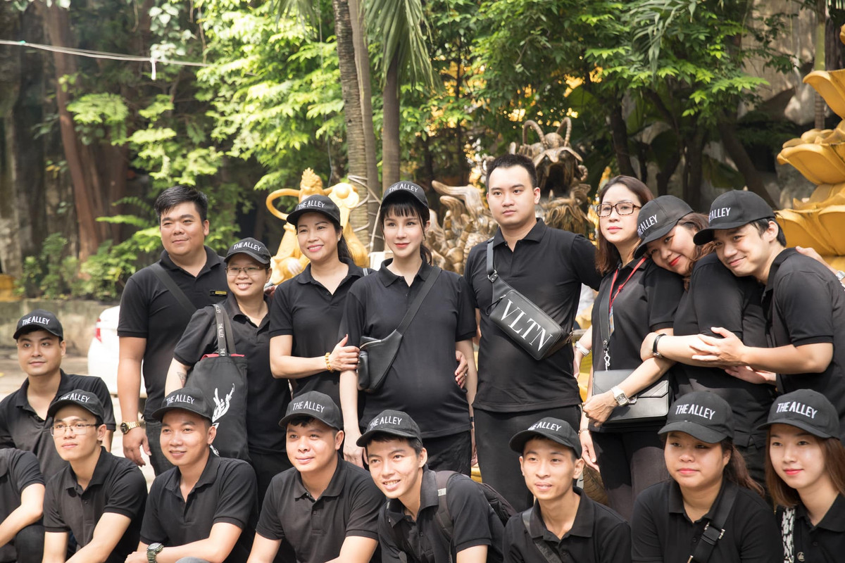 Bà bầu Diệp Lâm Anh cùng chồng và các nhân viên trong công ty đi phát quà Trung thu.