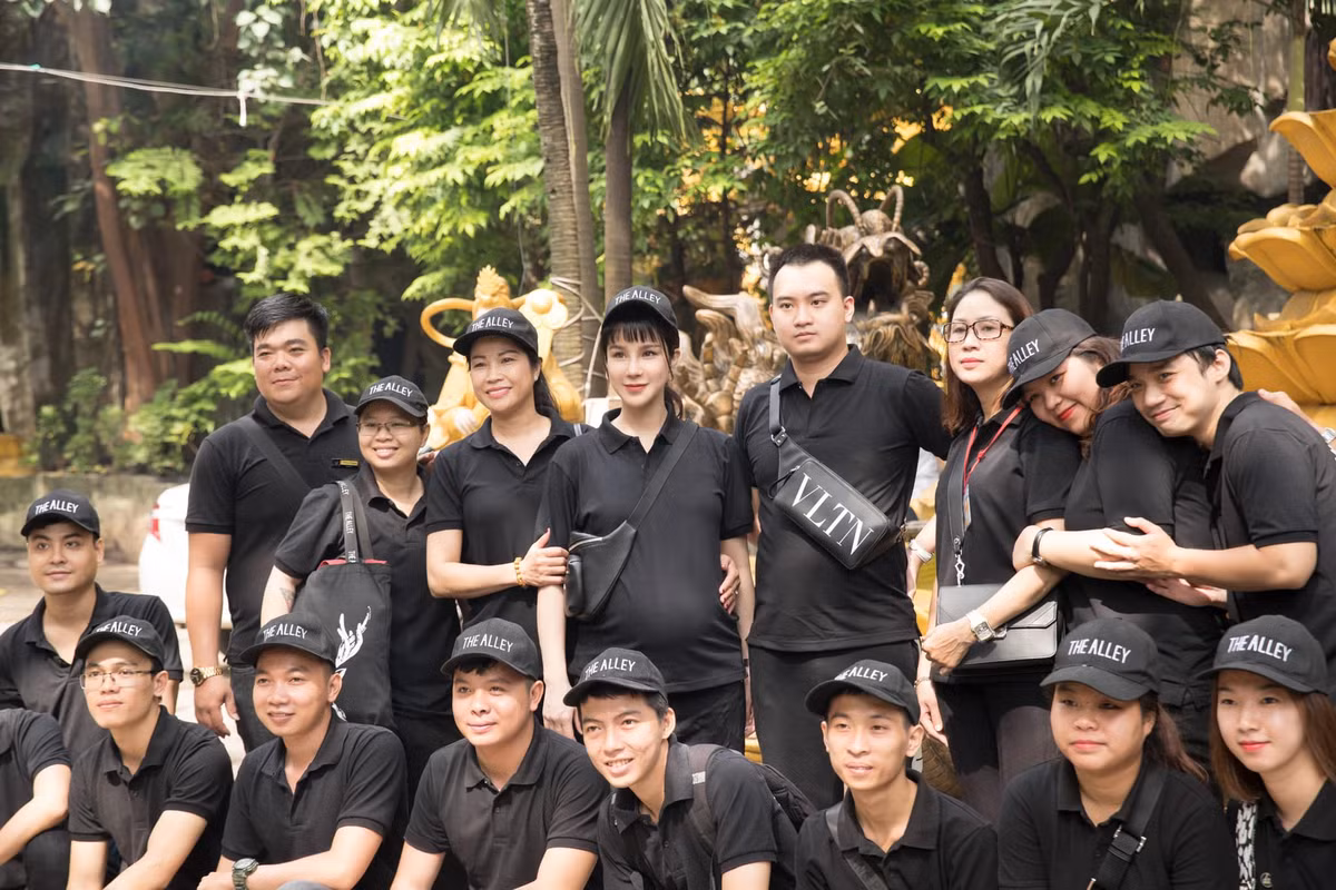 Bà bầu Diệp Lâm Anh cùng chồng và các nhân viên trong công ty đi phát quà Trung thu.