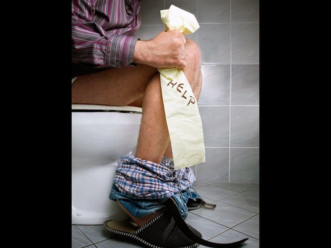 Làm giảm táo bón: Táo bón là một vấn đề phổ biến mà nhiều người gặp phải. Uống một ly nước nóng sẽ giúp ruột co bóp và loại bỏ chất thải cũ ra khỏi cơ thể. Vì vậy, nếu bạn bị táo bón, hãy uống một ly nước nóng.