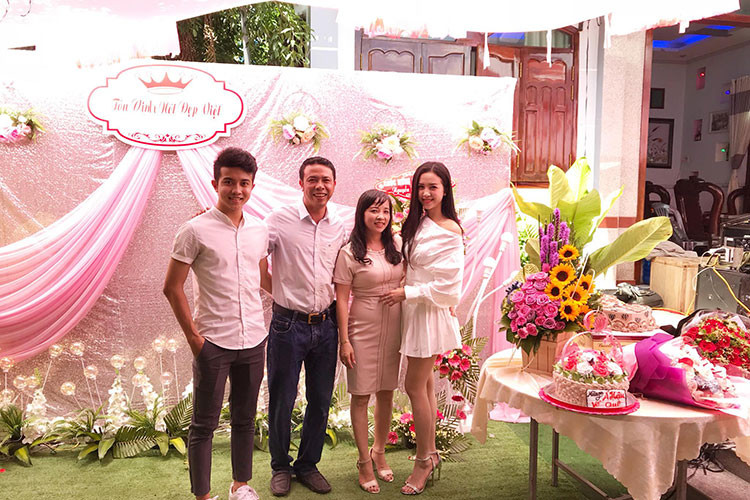 Bố mẹ của Á hậu Thúy An vừa tổ chức tiệc mừng chào đón con gái trở về nhà.