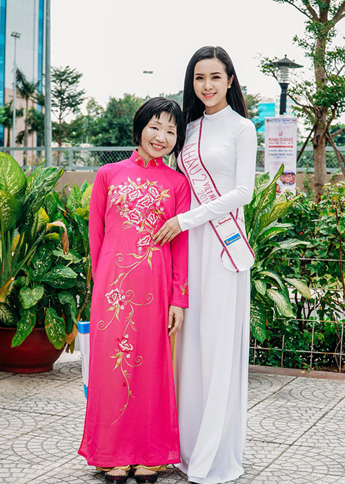 Sau khi giành danh hiệu á hậu, Thúy An đã dự lễ khai giảng của ngôi trường đại học cô đang theo học. Khi trở về trường, người đẹp được thầy cô và bạn bè chào đón.