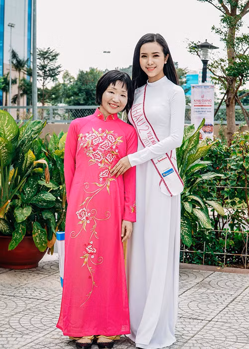 Sau khi giành danh hiệu á hậu, Thúy An đã dự lễ khai giảng của ngôi trường đại học cô đang theo học. Khi trở về trường, người đẹp được thầy cô và bạn bè chào đón.