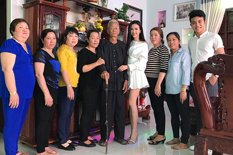 Theo Zing, Thúy An có cậu em trai nickname Nhanh Rùa (ngoài cùng bên phải), năm nay 19 tuổi và đang là sinh viên năm 2 tại Học Viện Hàng không Việt Nam.