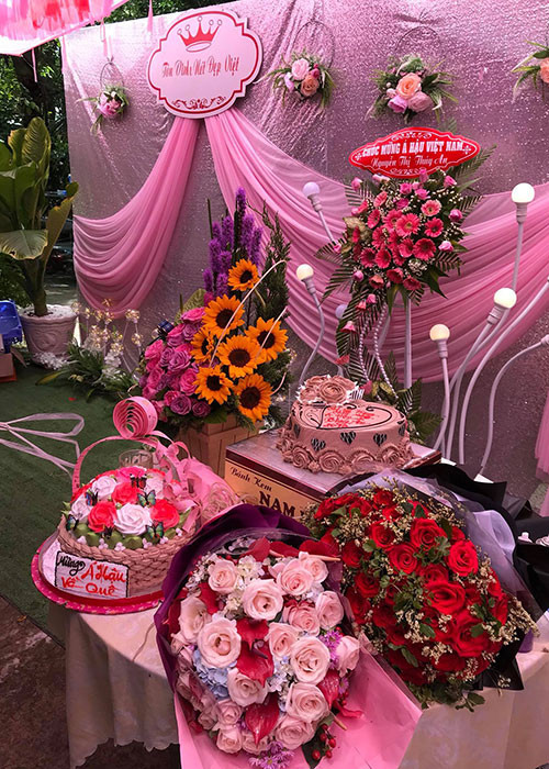 Thúy An nhận được nhiều bánh kem và hoa chúc mừng từ người thân, bạn bè.