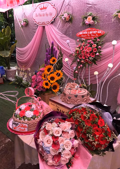 Thúy An nhận được nhiều bánh kem và hoa chúc mừng từ người thân, bạn bè.