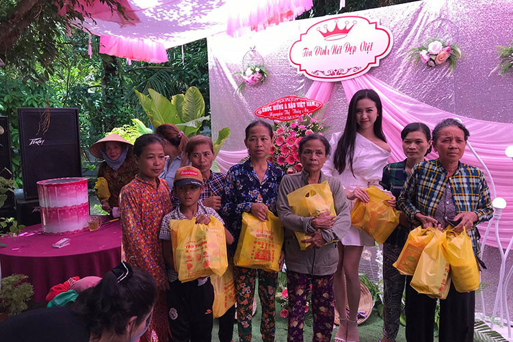 Á hậu 2 cuộc thi Hoa hậu Việt Nam 2018 diện váy trắng điệu đà trong tiệc mừng.