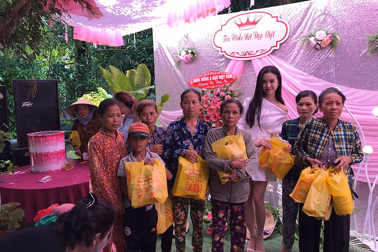 Á hậu 2 cuộc thi Hoa hậu Việt Nam 2018 diện váy trắng điệu đà trong tiệc mừng.