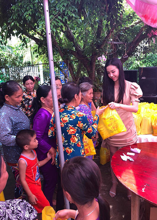  Thúy An và gia đình còn tặng quà cho những người hàng xóm có hoàn cảnh khó khăn.