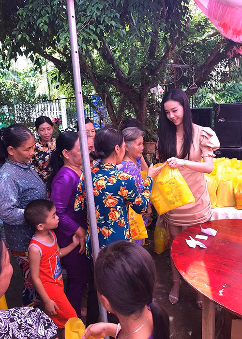  Thúy An và gia đình còn tặng quà cho những người hàng xóm có hoàn cảnh khó khăn.