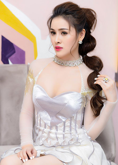 Trước thông tin bị thu hồi danh hiệu, Thư Dung chưa có bất kì động thái nào.