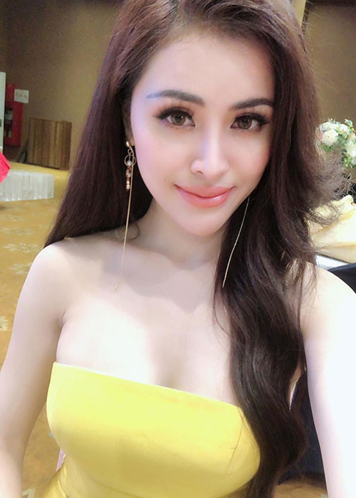 Ngoài đời, Thư Dung cũng chuộng trang phục khoe những đường cong quyến rũ.