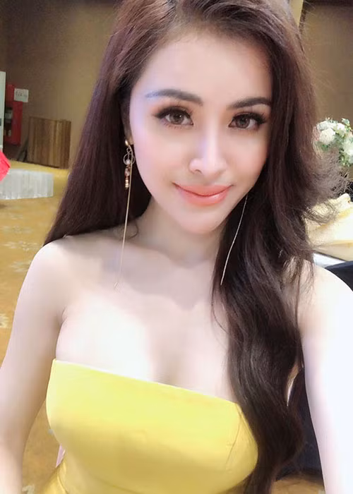 Ngoài đời, Thư Dung cũng chuộng trang phục khoe những đường cong quyến rũ.