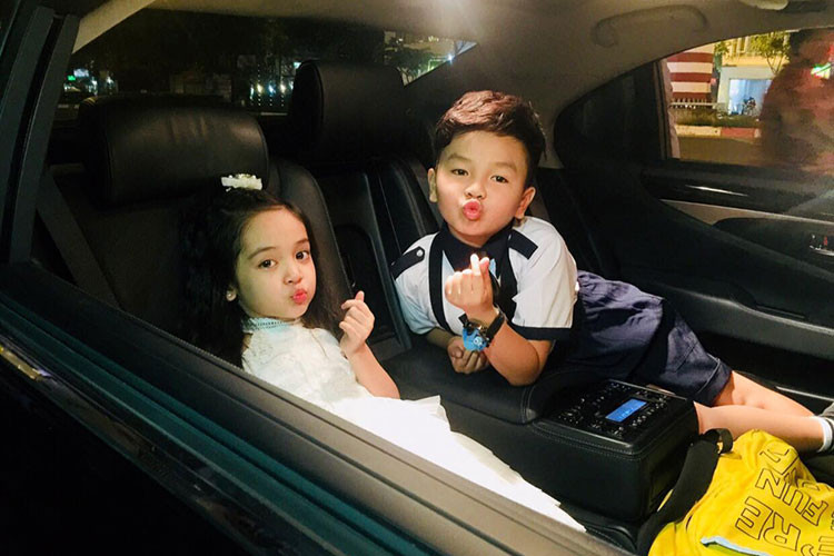 Bé Diệp Anh sở hữu gương mặt xinh như thiên thần với đôi mắt to tròn, đen láy, đôi môi chúm chím. Cô nhóc còn được yêu mến bởi vẻ nhí nhảnh, hồn nhiên ngoài đời.