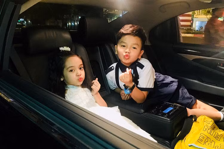 Bé Diệp Anh sở hữu gương mặt xinh như thiên thần với đôi mắt to tròn, đen láy, đôi môi chúm chím. Cô nhóc còn được yêu mến bởi vẻ nhí nhảnh, hồn nhiên ngoài đời.