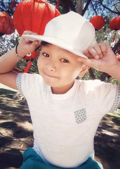 Ngoài đời, "con trai" của An Nguy thích chụp ảnh selfie, ăn gà rán, bơi lội.