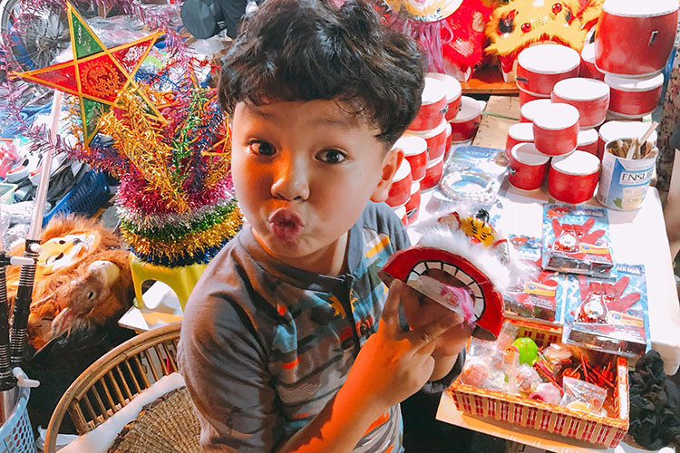 Không chỉ đóng phim, bé Hữu Khang còn thử sức làm người mẫu nhí.