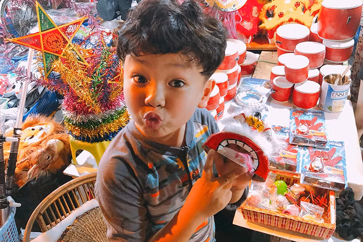 Không chỉ đóng phim, bé Hữu Khang còn thử sức làm người mẫu nhí.