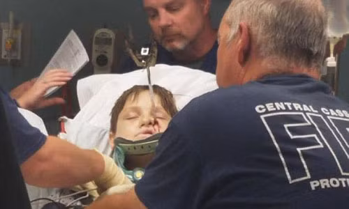 Thanh sắt xuyên thủng sọ, bé trai 10 tuổi sống sót kỳ diệu Thanh sat xuyen thung so, be trai 10 tuoi song sot ky dieu