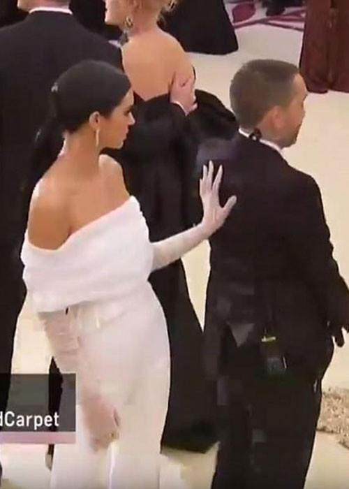 Tại sự kiện Met Gala tháng 5/2018, em gái của Kim được cho là kém duyên khi đẩy nhân viên an ninh vì chắn camera chụp ảnh cô. Ảnh: Dailymail