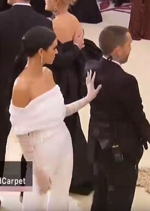 Tại sự kiện Met Gala tháng 5/2018, em gái của Kim được cho là kém duyên khi đẩy nhân viên an ninh vì chắn camera chụp ảnh cô. Ảnh: Dailymail