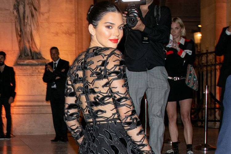 Cư dân mạng hiện tranh cãi dữ dội về 50 bức ảnh khỏa thân của Kendall Jenner bị rò rỉ. Nhiều người cho rằng cách tạo dáng của chân dài 9x quá táo bạo. Ảnh: harpersbazaar