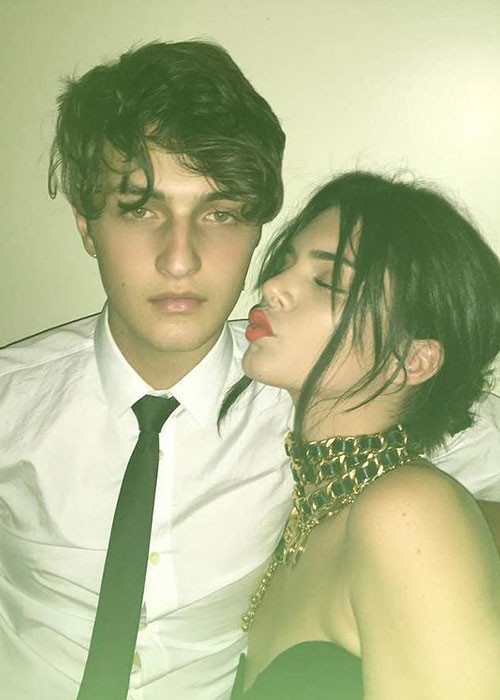Kendall cũng bị chỉ trích lăng nhăng khi hẹn hò Ben Simmons nhưng đồng thời lại lộ ảnh khóa môi Anwar Hadid - em trai của Gigi Hadid. Ảnh: Eonline